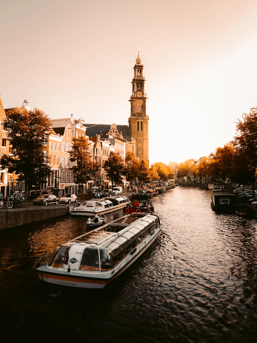 Canale di Amsterdam al tramonto